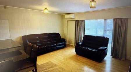 Spacious 3-Bedroom Home in Double Grammar Zone - Photo 2