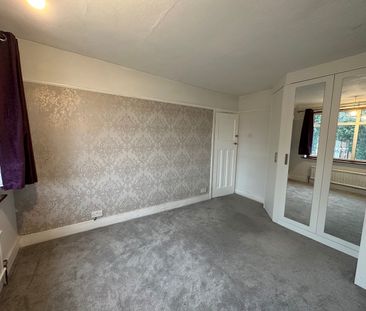 4 Bed Terraced House, Horns Road, IG6 - Photo 1