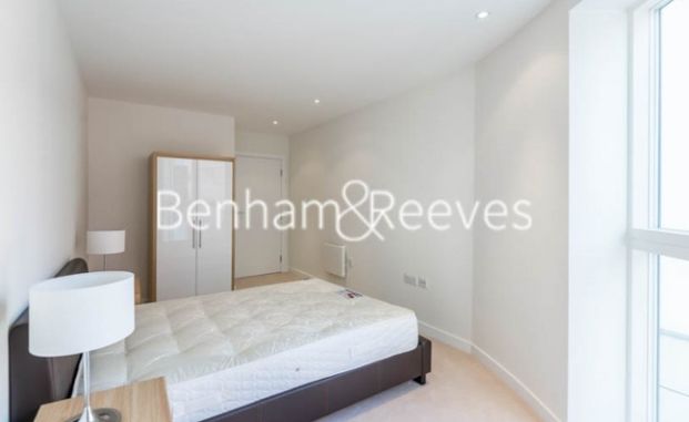 2 Bedroom flat to rent in Pump House Crescent, Brentford, TW8 - Photo 1