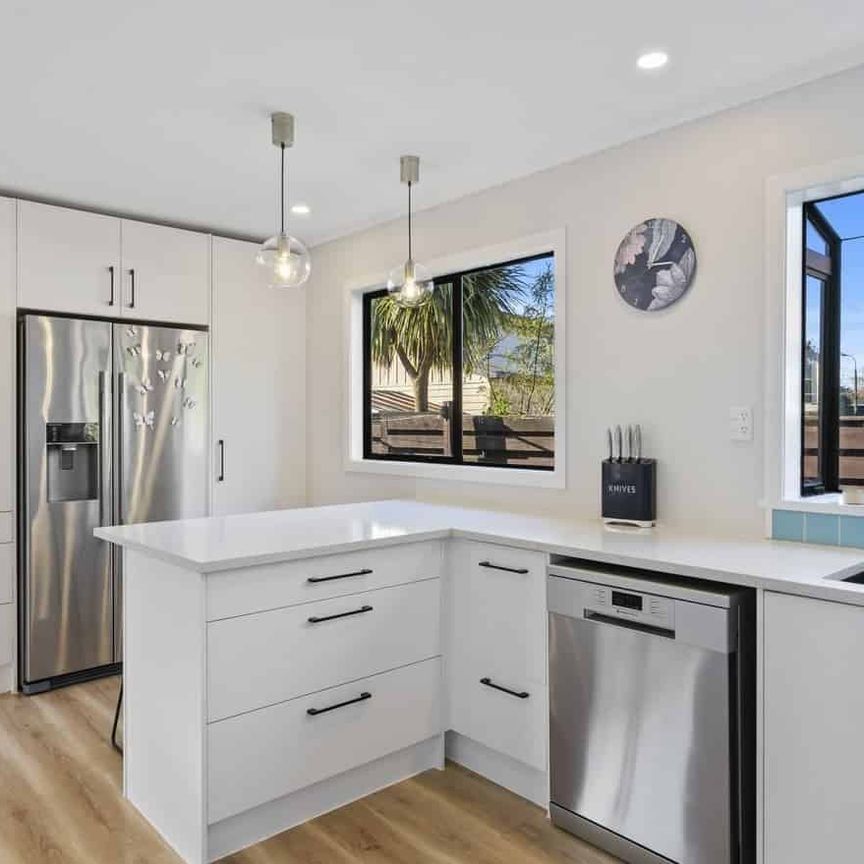 Spacious and modern 3 bedroom family home in Totora Park - Photo 1