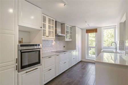 Three bedroom split level house with a private garden, ideally located in Fulham - Photo 4