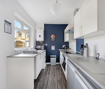 1 bedroom in a house share to rent - Photo 4