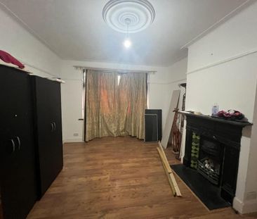 4 bedroom end of terrace house to rent - Photo 3