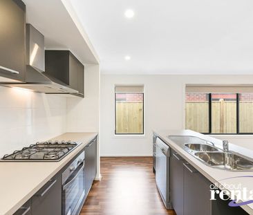 Spacious 3-Bedroom + Study Home in a Quiet Officer Street - Photo 2