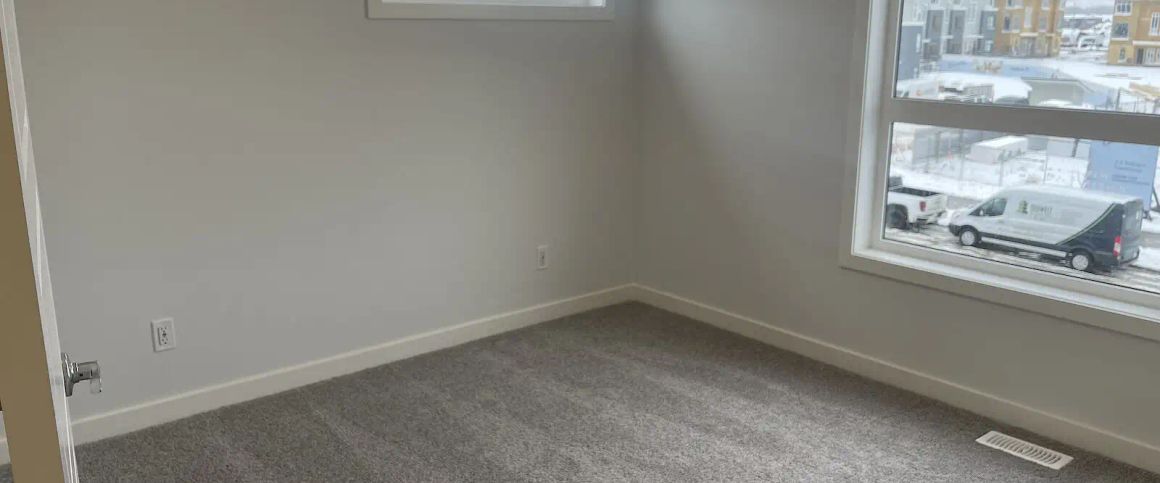 Beautiful 3 bedroom Corner Townhome !! — 3 Bedrooms Townhouse - Photo 1