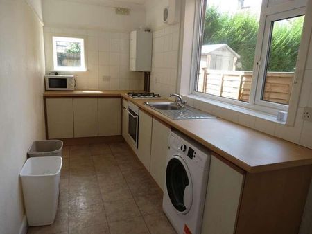 Bedroom Semi Detached House In Winton, BH9 - Photo 2