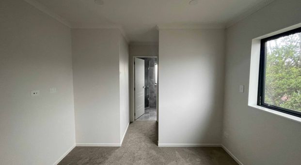 4 BEDROOMS IN BUCKLANDS BEACH - Photo 1