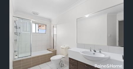 FANTASTIC LOCATION & PEACEFUL HOME! NBN, Air-Con, 3 Bed 2&1/2 Bath Townhouse, Pool, Gym - Photo 3