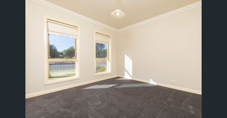 Neat, centrally located townhouse. - Photo 4