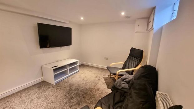 4 bedroom private hall to rent - Photo 1