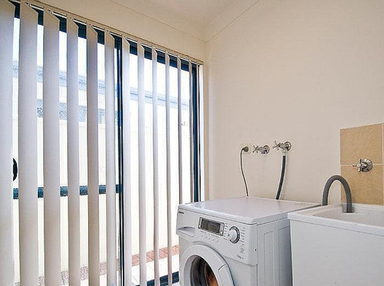 Large Master Bedroom. Modern House. Top Locale. Walk to everything! Couple Allow! - Photo 1