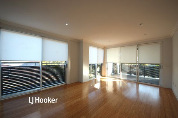 Light filled & Spacious Two Bedroom Apartment ! - Photo 1