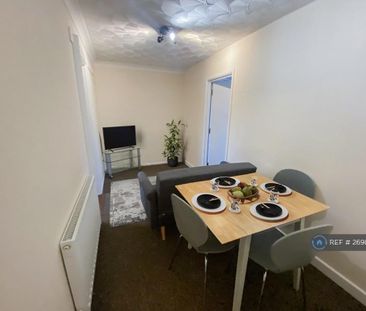 3 bedroom flat to rent - Photo 1