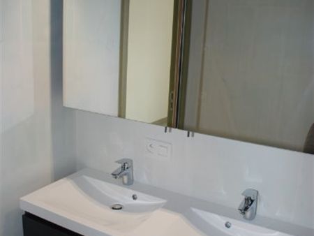 Instapklaar recent & energiezuinig apartement op 3deV met 2 SLK, ruime berging, W-gericht terras & ondergrondse autostaanplaats - Photo 2