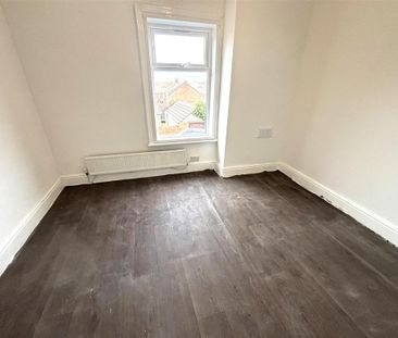 3 bedroom end of terrace house to rent - Photo 2