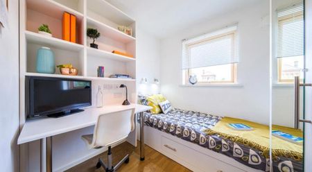 1 bedroom in a flat share to rent - Photo 2