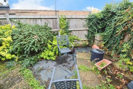 Lower Cippenham Lane, Slough, SL1 - Photo 5