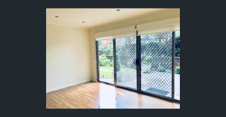 EAST SIDE-STEPS TO RAVENSWOOD GIRLS-TRAIN-LARGE 3 BEDROOM-GAMES ROOM-COURTYARD - Photo 4