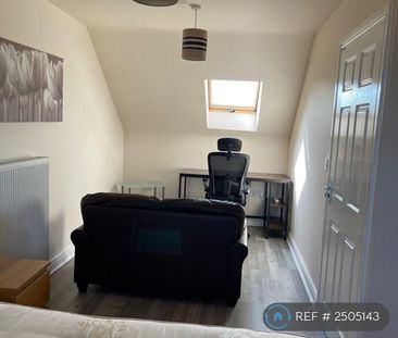 1 bedroom in a house share to rent - Photo 2