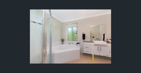 Spacious Family Home!! Available Dec 22th - Photo 2