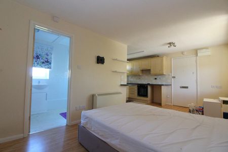 1 bedroom Flat To Let - Photo 2