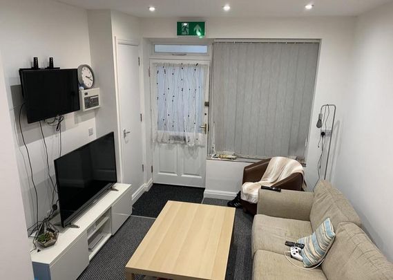 3 bedroom private hall to rent - Photo 1