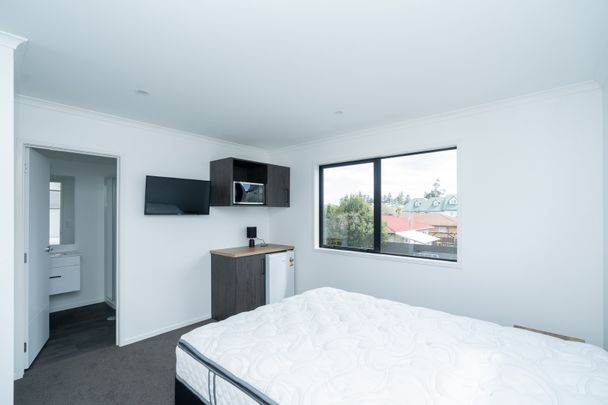 Modern 1-Bedroom Studio Room for Rent in Hamilton East – $270/Week Located in the desirable Hamilton East area (postcode 3216), this well-maintained 1-bedroom, 1-bathroom studio room (one of four in the unit) offers comfortable and convenient living. - Photo 1