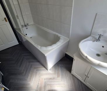 3 bed Terraced - To Let - Photo 5