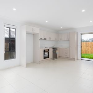 2/7 Sapphire Cres, Redbank Plains QLD 4301 - House For Rent | Domain - Photo 3