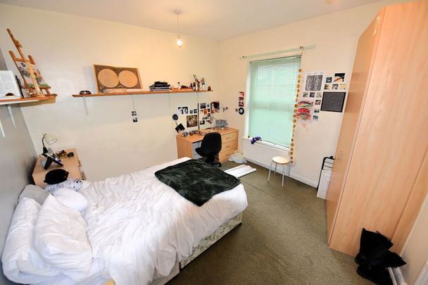 6 bedroom House in Chiswick Street, Leeds - Photo 1