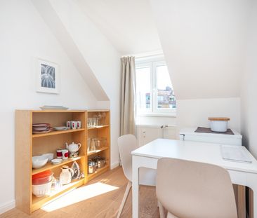 Sofort verfügbar: Möblierte Dachwohnung mit EBK, Bad mit Fenster un... - Photo 2