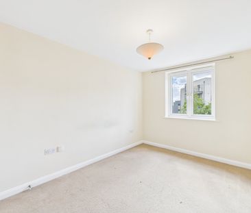 2 bedroom Flat in Farnborough Road, Hampshire - Photo 2