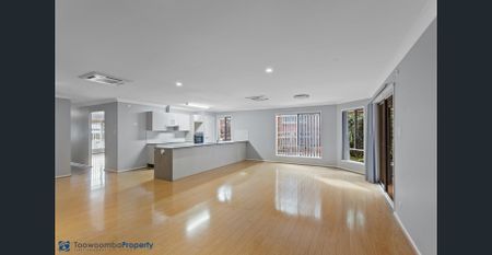 MASSIVE 4 BEDROOM FAMILY HOME- INCLUDES ELECTRICITY! - Photo 5