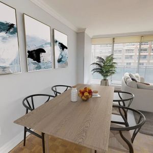 SPACIOUS 1 BED/ 1 BATH APARTMENT IN MIDTOWN TORONTO - Photo 2