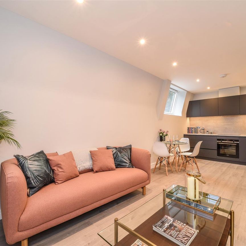 Batavia Road, Sunbury-On-Thames, London, TW16 - Photo 1