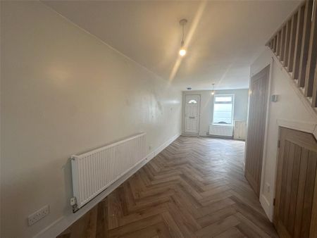 3 bedroom end of terrace house to rent - Photo 2