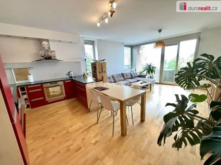 Pronájem světlého bytu 2+kk s balkonem, garážovým stáním a sklepem – Praha 9, Prosek - Photo 4
