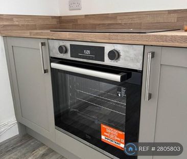 2 bedroom semi-detached house to rent - Photo 4