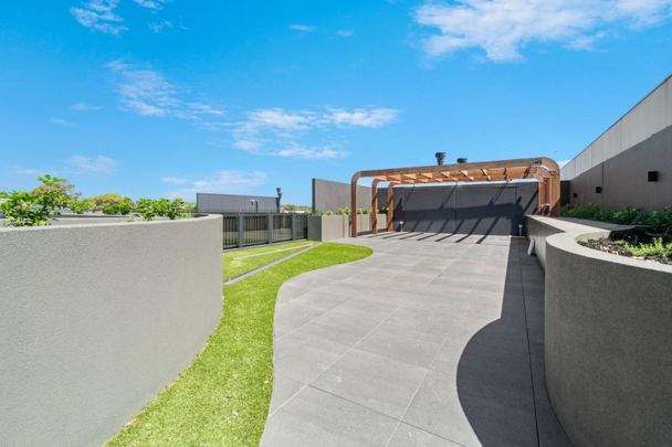 Modern One-Bedroom Apartment with Stunning Views in Balwyn North - Photo 1