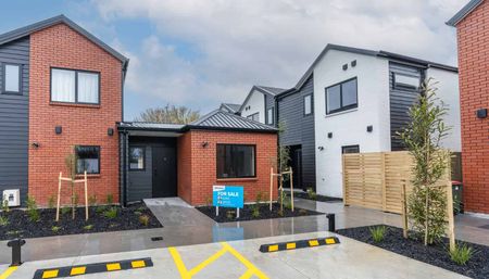 Stylish One-Bedroom Home in Chartwell - Wheelchair Friendly! - Photo 2