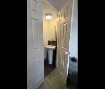 Room in a Shared House, Grasmere St, L5 - Photo 3