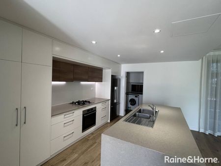 Luxury Townhouse Living - Prime Location with Modern Comforts - Photo 3