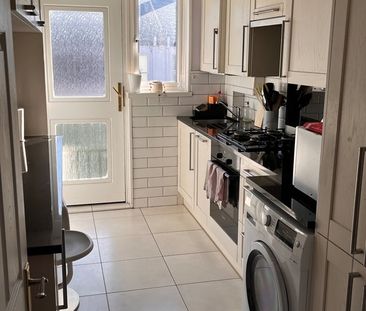 3 Bed Flat, Meade Close, W4 - Photo 3