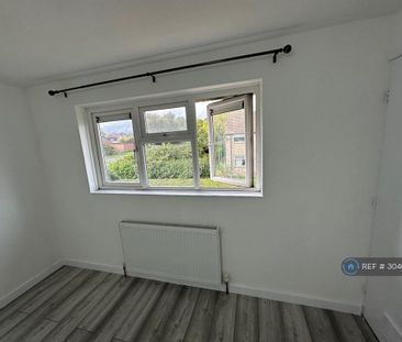 4 bedroom end of terrace house to rent - Photo 1