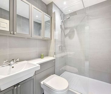 SHORT LET ONLY - A spacious, modern semi-detached townhouse situate... - Photo 1