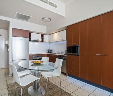RESORT LIVING IN THE HEART OF SURFERS PARADISE! - Photo 5