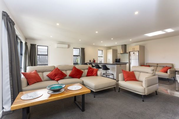 Spacious and private 3-bedroom family home! - Photo 1