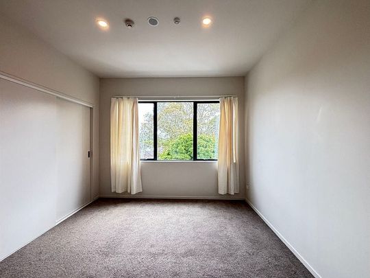 Elegant 2 bedrooms & 2 bathrooms unit at New Lynn - Photo 1