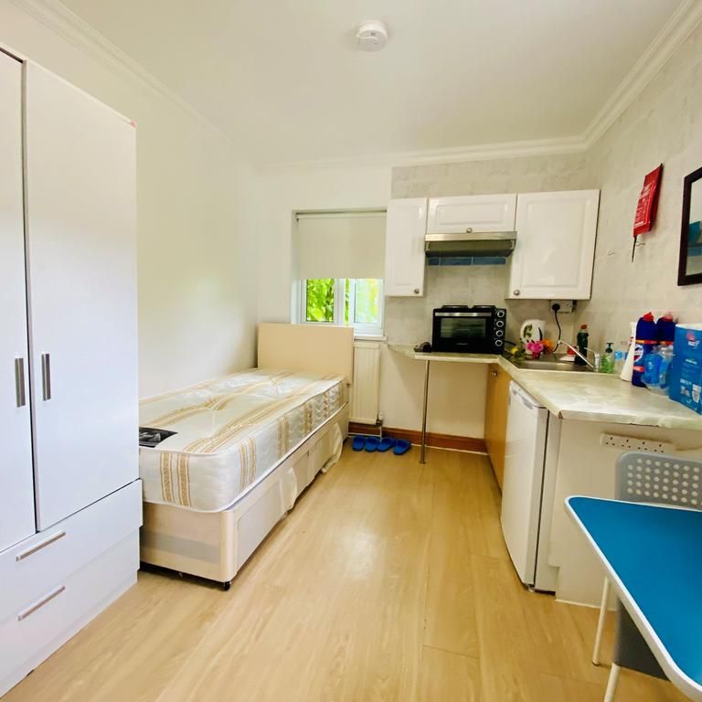 Studio to rent - Photo 1