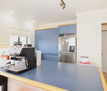 Macleans College Zone! 2-Bedroom Unit with Study & Water Included - Photo 3